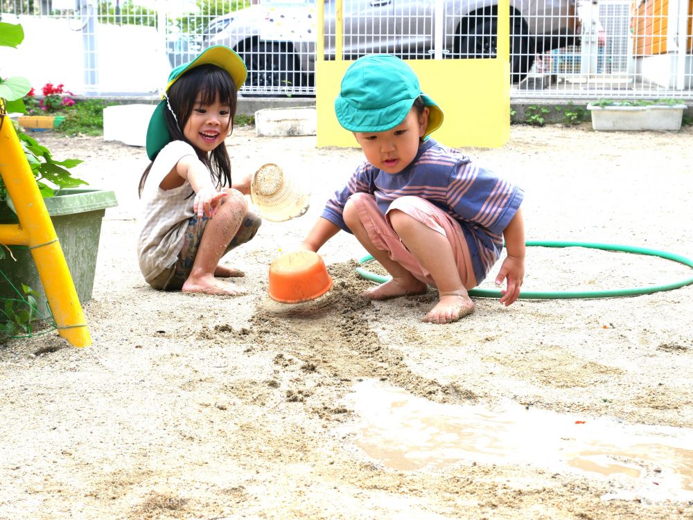 『きたきた！！』
『水が流れてきたよ！！』
みんなで考え工夫して作った水の道
上手く水が流れて大成功でした♡
