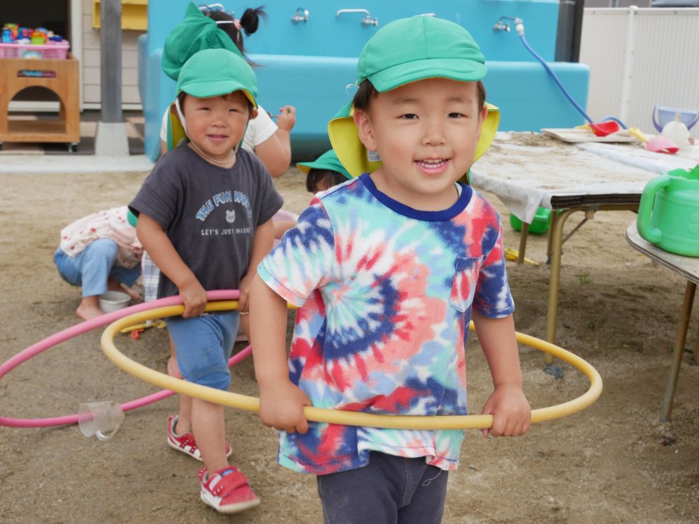 車・バス・電車・ショベルカーなど
かっこいい車への憧れを抱いている男の子たち・・・
好きな乗り物をイメージしてそれを形にし遊んでいます



フラフープとフラフープを繋げて・・・
電車をイメージし連結です♡
『それでは出発！！』
