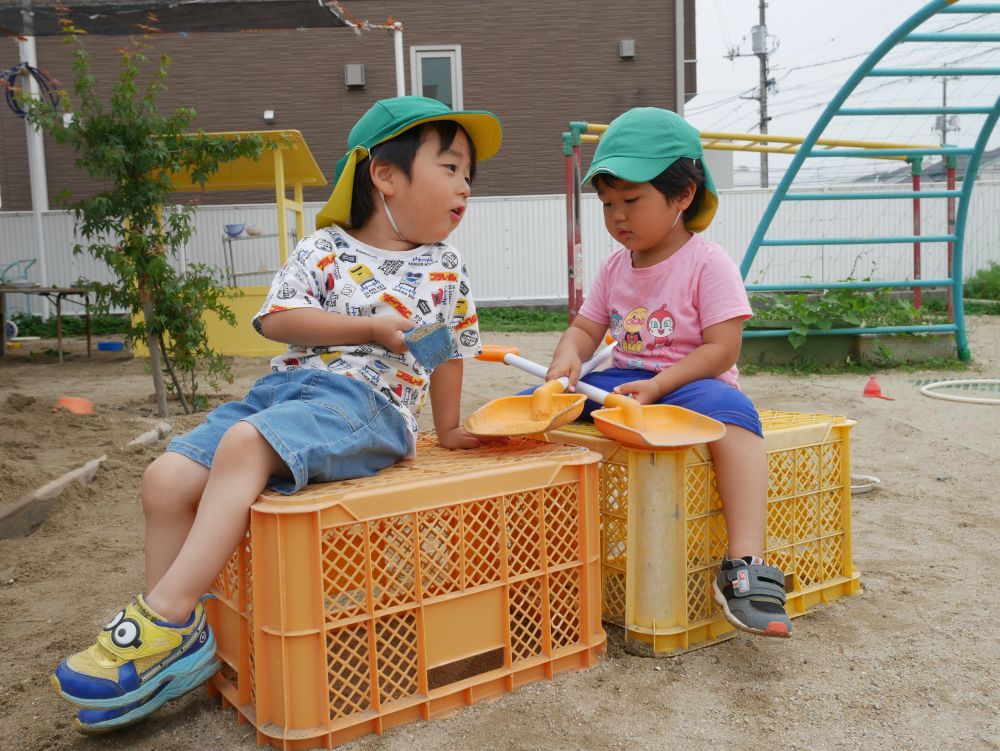 『今度は二人乗りね！Sくんどこ行く？』
『Hくんの行きたいところについていくよ』
『ありがとう♡』
遊びの中で友達との会話を楽しみ
ごっこ遊びを繰り広げていくことに夢中になっています