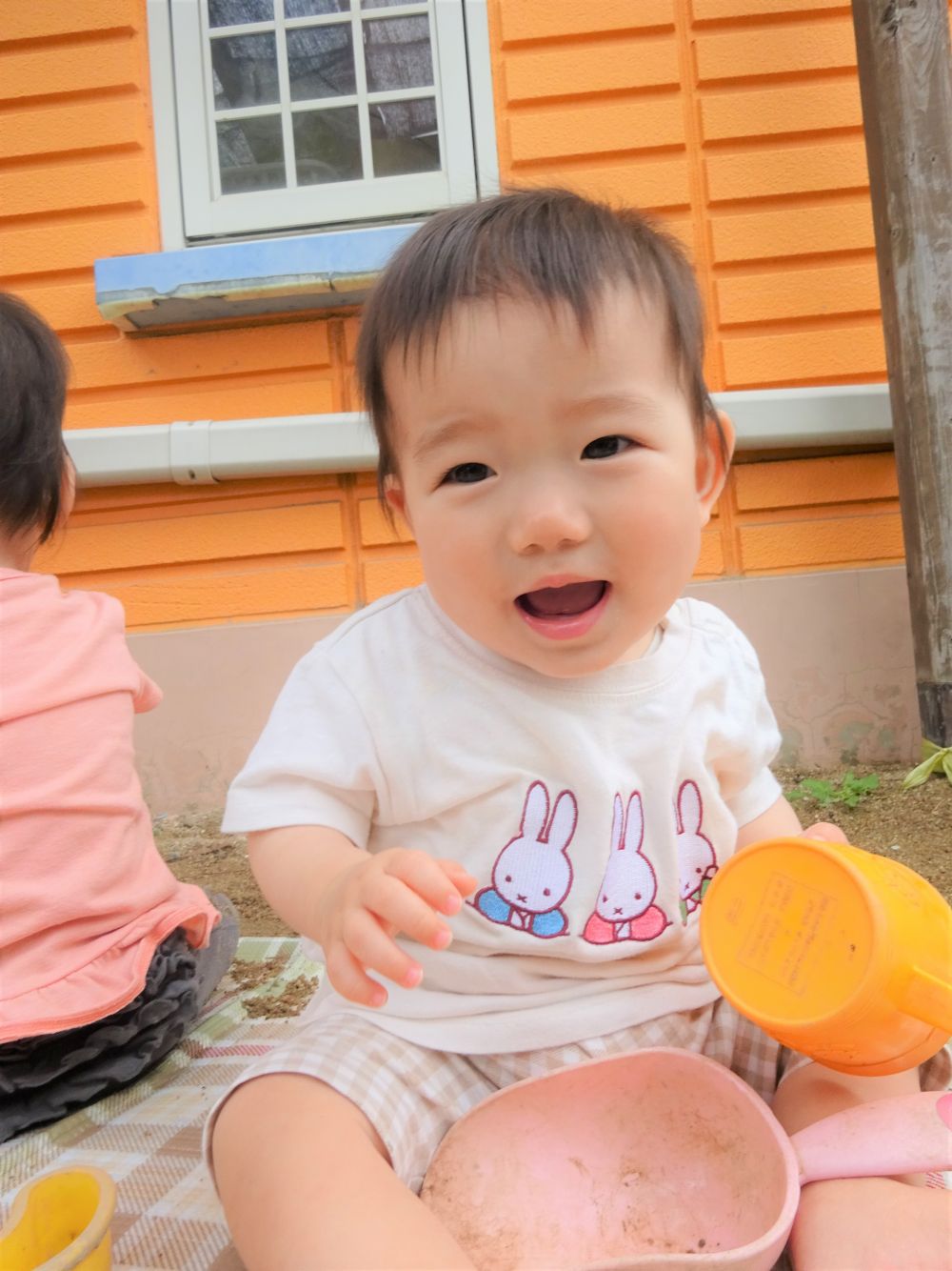 ウサギ組さんに新しい友だちがふえました

天気の良い日は毎日園庭で遊ぶウサギ組さん！

砂の上に足を付けたり手で触ったり･･･
砂の感触を楽しむHくん♡







