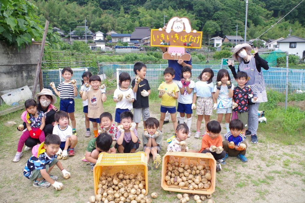 
とっても暑くてみんなの額には汗がキラリ✨
いっぱい収穫出来て、大満足の菜園活動になりました！