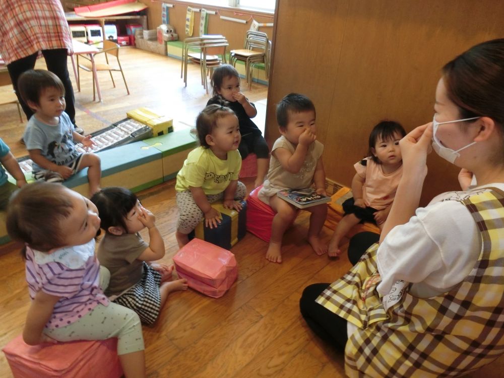 １歳児　ヒヨコ組
「あっぷっぷのぷ～」

赤・青・黄色・緑・・・
色々な色の鬼さんとにらめっこしましょ～

月齢の大きいお友達は、「あか！あお！」と、色にも興味津々・・・
顔が伸びたり・・・膨らんだり・・・
同じ顔の真似っこも上手♪

一番上手なのは、
「あおおにさんと　にらめっこ　わらっちゃまけだ　あっぷっぷの～～～」
・・・「ぷ～」

おならしちゃった　あおおにさん・・・
みんなも一緒に鼻をつまんで　”くさい　くさい”　の真似っこ♪


