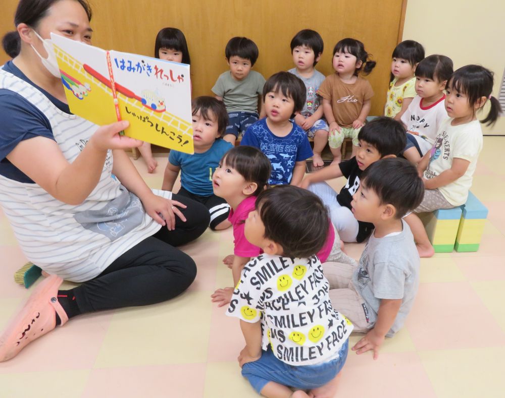 2歳児　クマ組
「はみがきれっしゃ　しゅっぱつしんこう！」

はみがきれっしゃがお口の中にはいりま～す。
前歯や奥歯に詰まった食べ物を、「シュッ、シュッ、シュッ」とかき出して、ツルツル　ピカピカ✨

♪はをみがきましょう　しゅっしゅっしゅっ～♪
お家でも楽しくはみがき、頑張ってるかな☺