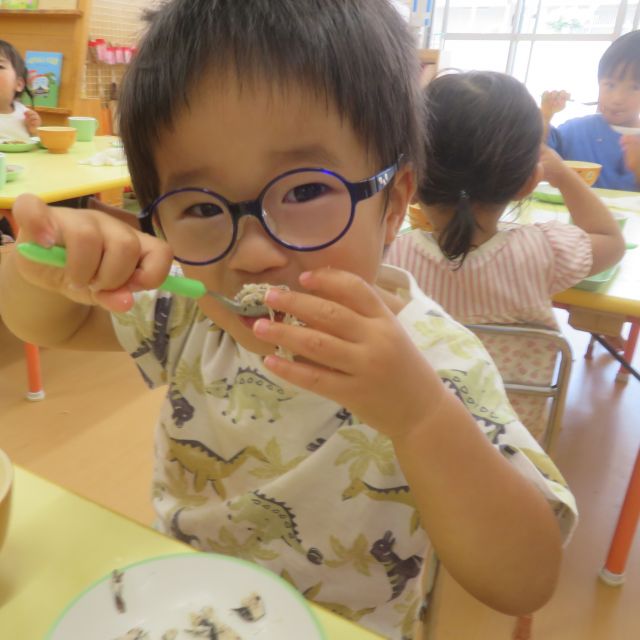 ＊　給食時間の様子　（すいみい保育園）　＊