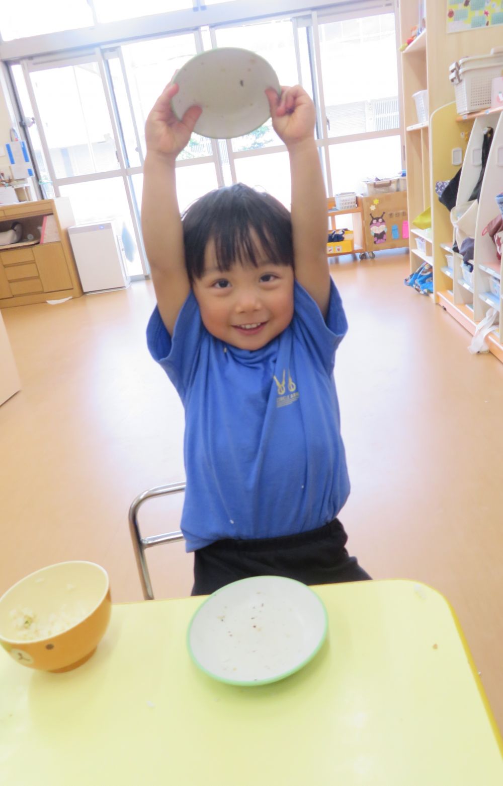 見て回っていると
「見てて！食べるよ！」「これ食べれたよ！」
とそれぞれ教えてくれました。
空っぽになったお皿を見せてくれる子も♡

みんながしっかり食べてくれると嬉しいです♪
明日もよく噛んで元気で強い体と歯を作っていきましょう☆