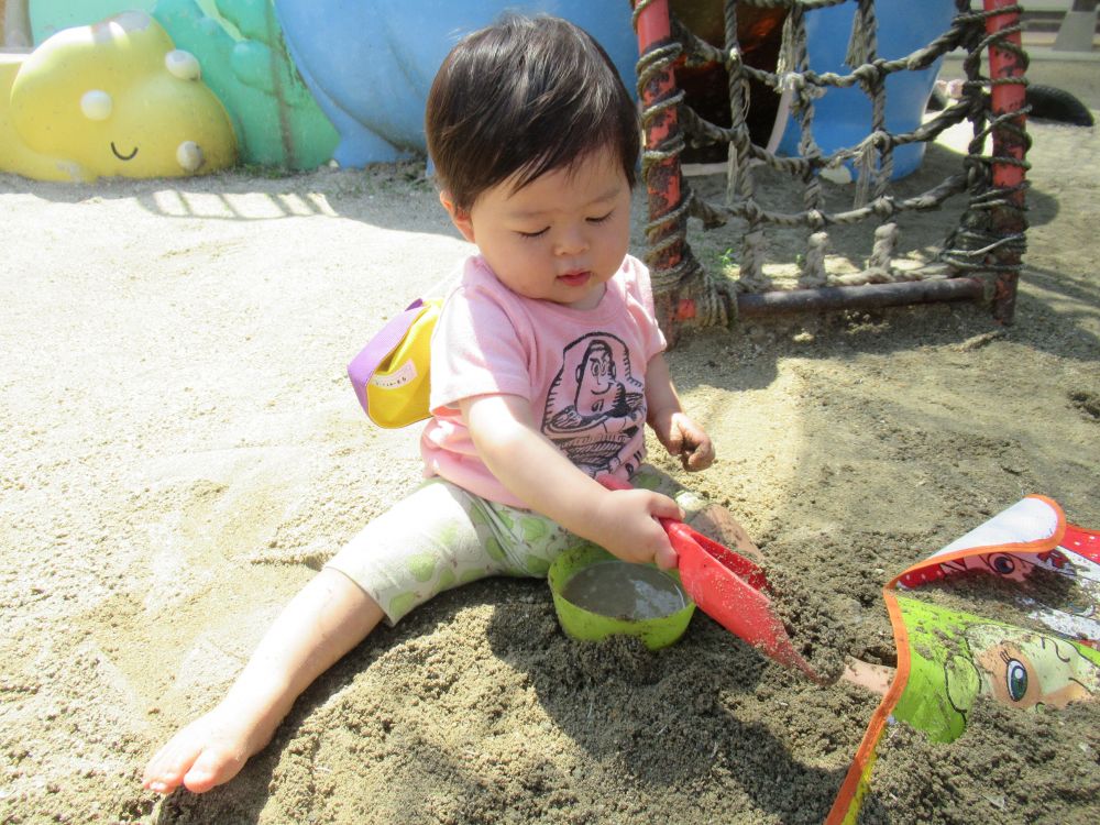 6月に入って、ウサギ組に新しい友達が入ってきました
まだ少し不安そうですが・・少しずつ好きな遊びに自ら関わりながら遊ぶ姿がみられるように♡



園庭の砂場で、砂場遊び！
はじめは、先生に抱っこで砂に触れ砂を握ったり、パラパラ砂を落として砂の感触を楽しんでいましたが、途中初めて1人で砂場に降りて遊べることができました♡
スコップをℤ君に渡すと、スコップで砂をすくう事が楽しくて何度も繰り返し砂をすくって楽しむ、ℤ君！はじめは難しいそうにすくっていましたが、だんだんと上手くすくえたりするととっても嬉しそうな表情を見せてくれました♡