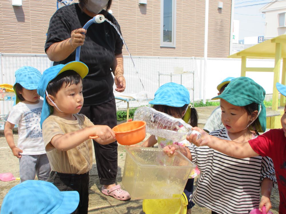 そんな風に思ってしまいそうですが、
子どもたちもそれぞれに握りやすさ使いやすさなどを考えて
道具を決めているようです

一人一人の思いを大切に、遊びの様子を見守っています♪