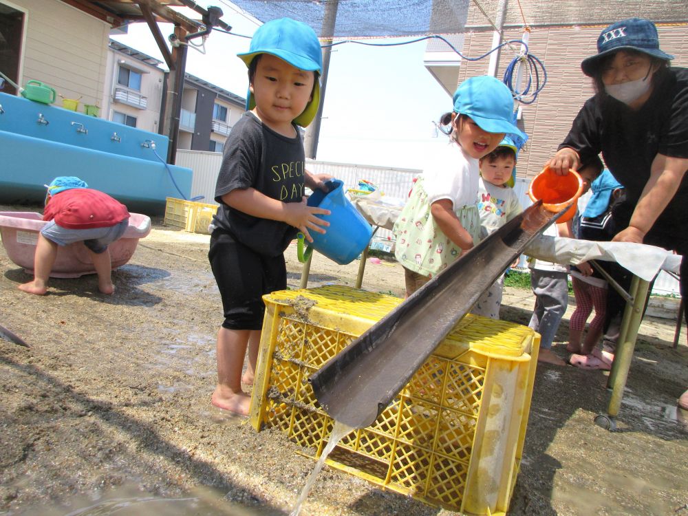 樋が登場し、水を流すことに夢中になる子どもたち

Sくんはじっとそんな様子をそばで見ています