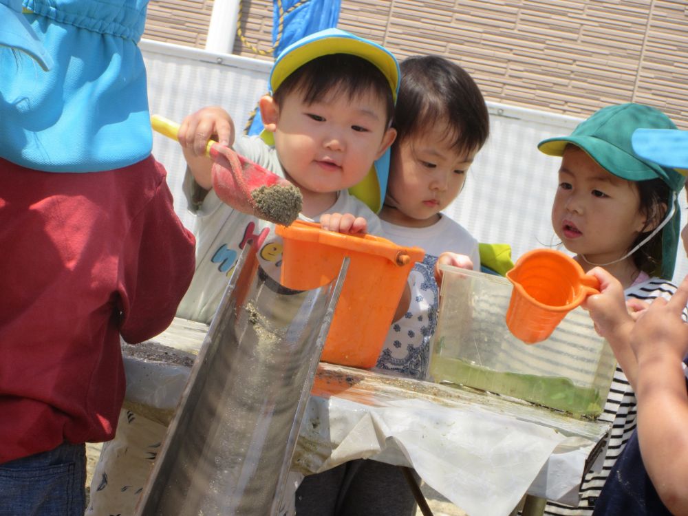 「ぼくもやってみたい！」

Ｓくんは砂を流してみることに挑戦！
スコップで砂を樋にのせてみます
思ったように滑らず、砂は山盛りに・・・