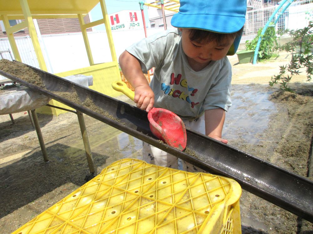 しかたない・・・
Sくんスコップで砂を動かして滑り落としてみることにしたようです

”水はさらさら流れるのに、砂はうまくいかない”

そんなうまくいかない経験も学びの１つ☆
明日は今日の経験がどんな風に遊びにいきてくるのかな
これからたっぷり遊んでいこうね！
