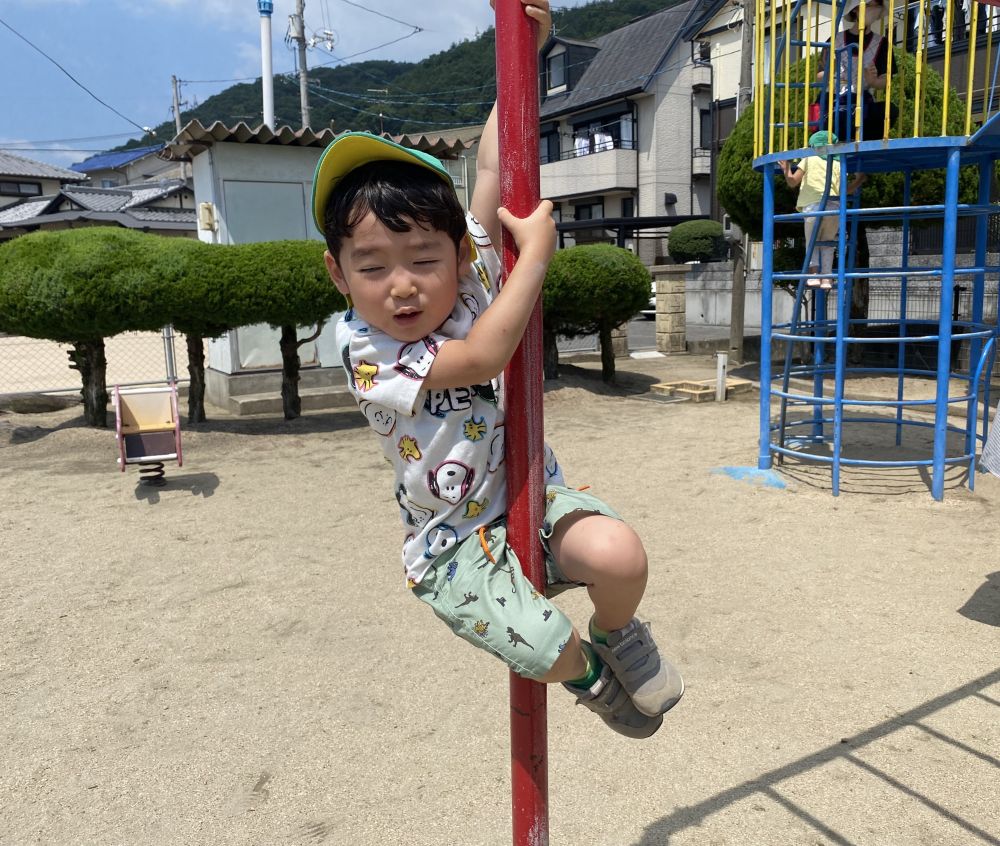 「見てー！　な～ま～け～も～の～」
想像力豊かな真似っこ♡