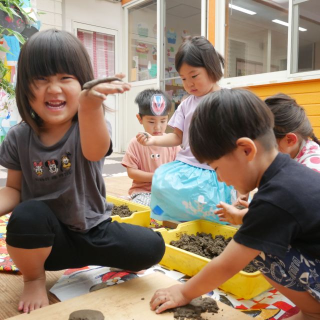 ＊　３歳児　どろんこ遊び①　＊