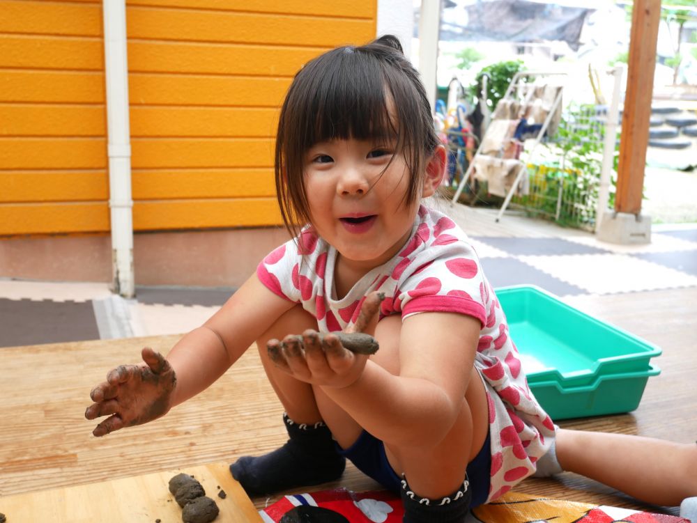 『これ普通の泥とちょっと違う？』
『ぬるぬる～』
泥の感触の違いに気が付いたUちゃん♡
『田んぼの土よ』と先生が言うと・・・
『やっぱりね・・・いつもの園庭のとはちょっと違うと思った』
普段からよく遊んでいるからこそ知っている・・・　さすがです！