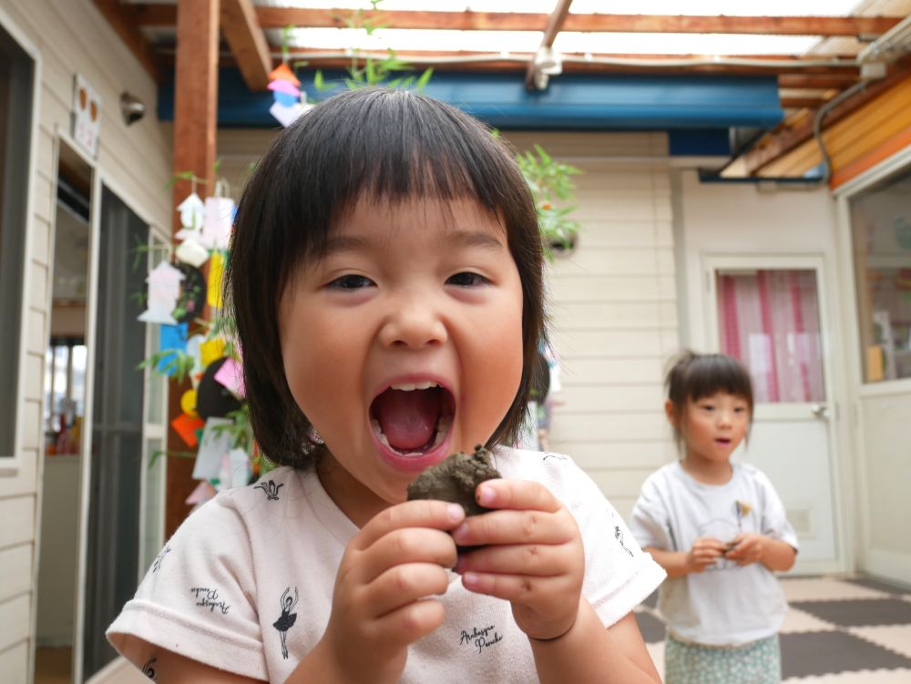 泥を好きな形に見立てて楽しんでいます



『いただきま～す！！』
『おもちを作って食べてるの』
本当のお餅みたいで美味しそうだね♡