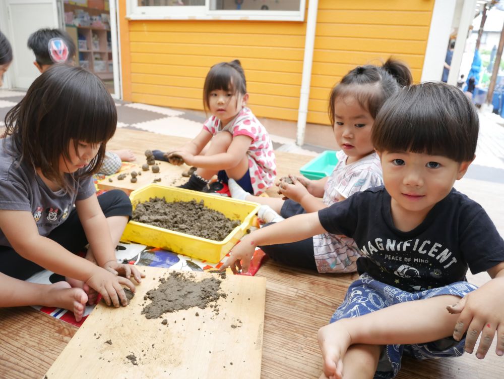 『これお母さんの顔よ♡』
『今日迎えに来たら見せてあげたいな～』
Kくんは大好きなお母さんを作っていました