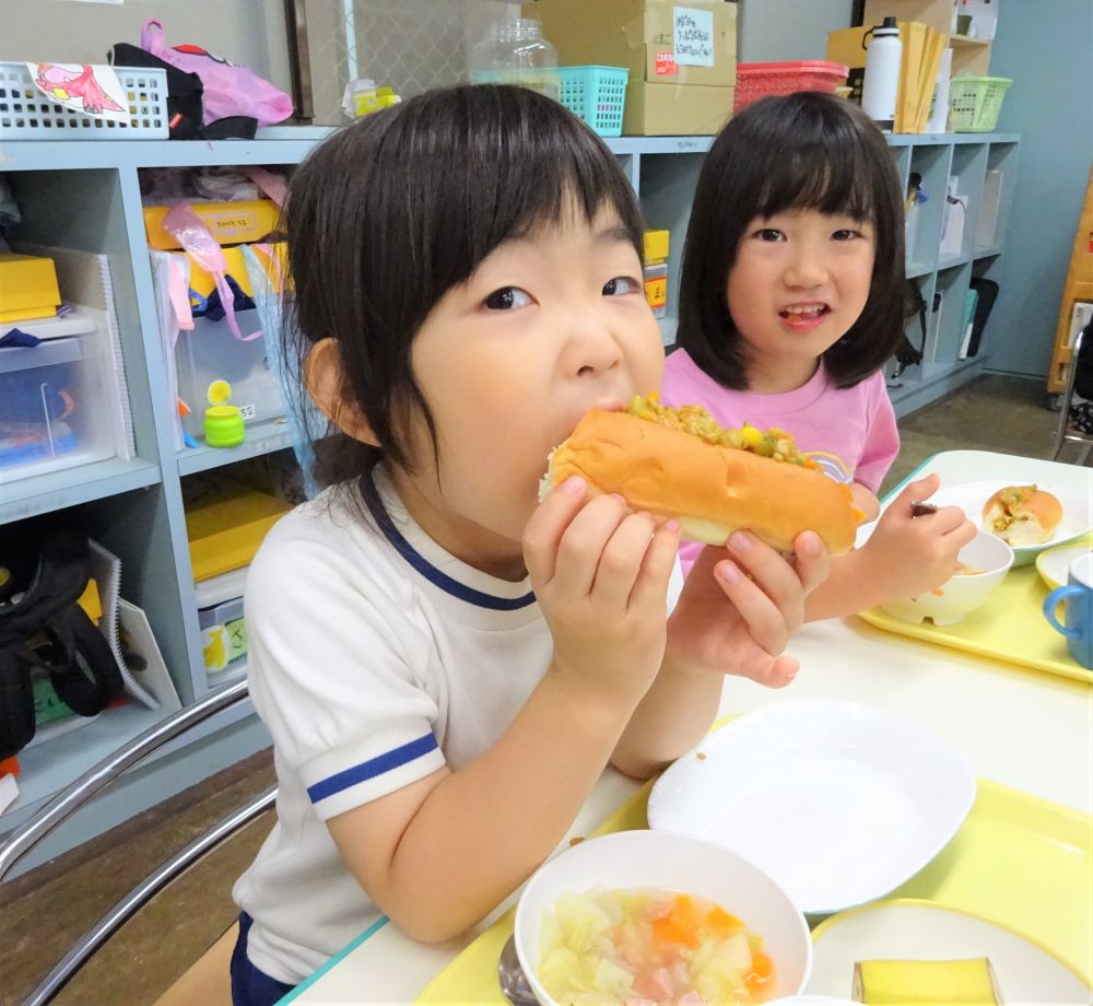 今日の献立は【キーマカレーサンド】です♡

子ども達も大好きなカレーがはさんであるおかずパン。
給食時間、各クラスを覗いてみると・・・

｢いただきまーーーーす！！｣

大きなお口でパクり☆


