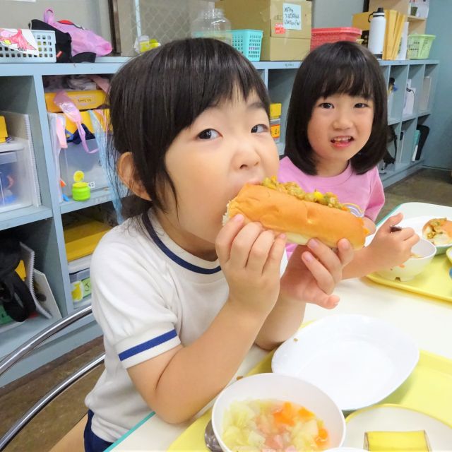 ＊　給食時間の様子　（門田認定こども園）　＊