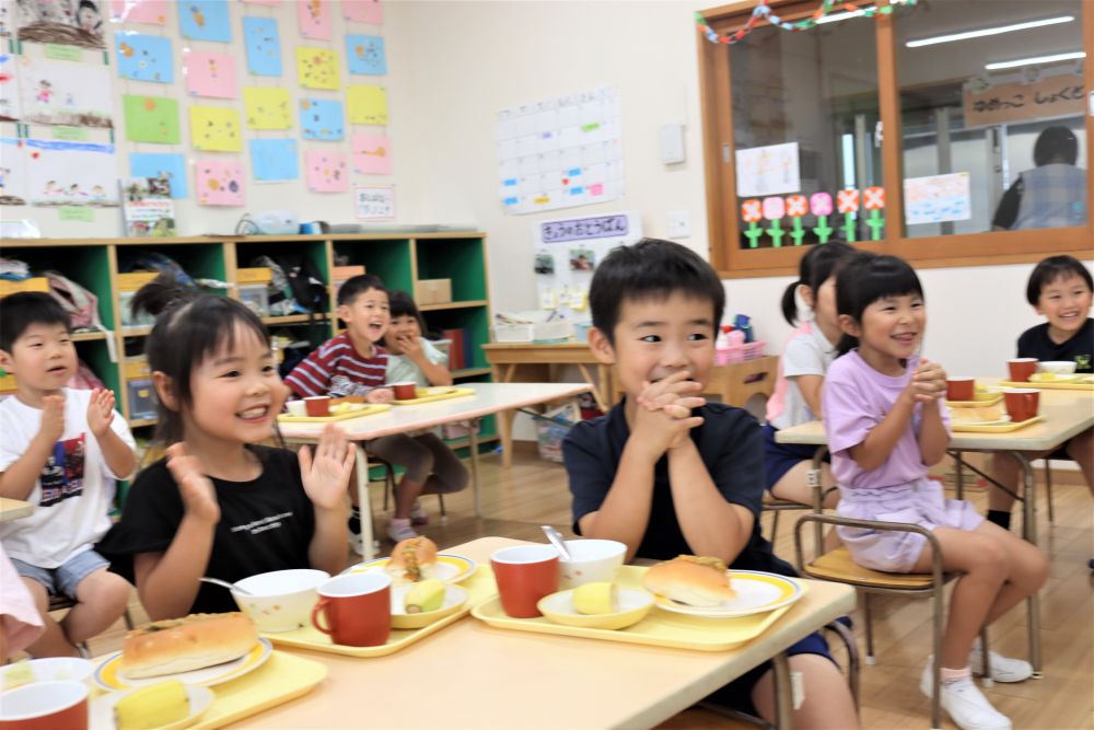 今年はただきゅうりを育てるのではなく“ハート型”のきゅうりを育てることにチャレンジ中のキリン組さん。
今朝採れたきゅうりが、ハート型１号なのですが・・・
その結果やいかに！？

給食時間、きゅうりを切って確かめよう！！と言うことになり、みんなが見守る中、包丁で輪切りに・・・
切る瞬間、手を組んで祈りのポーズをする子も♡

きゅうりの断面を見た瞬間の、子ども達の歓声、すごかったです(笑)