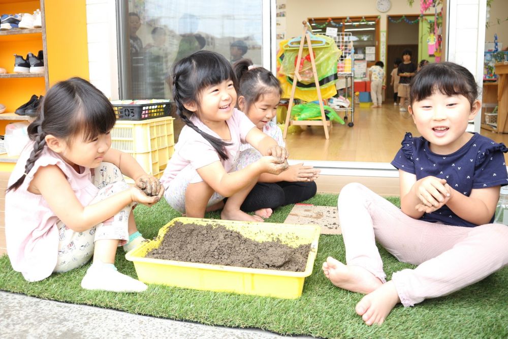 泥の感触・性質の違いに気づき遊ぶ♡



今日は楽しみにしていたプールの日
「寒いからできないかな・・」
「雨降ってきたからできないか・・」
残念そうにする姿もありながらも・・・


他に楽しいことを探して
遊びを楽しむ姿♡


「昨日みたいに雨でも団子とか作って遊びたいね♡」
早速準備して・・♡