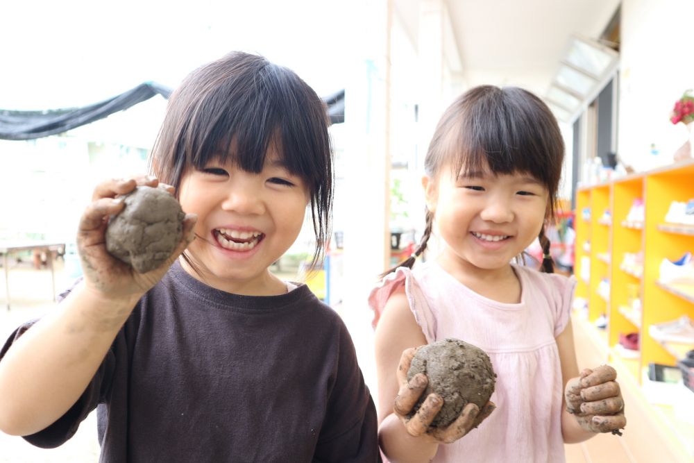 「ふつうのだんごできた」とIちゃん
「おおきいだんご」とYちゃん

水を足したり、土を足したりしながら
少しずつ大きくして作る