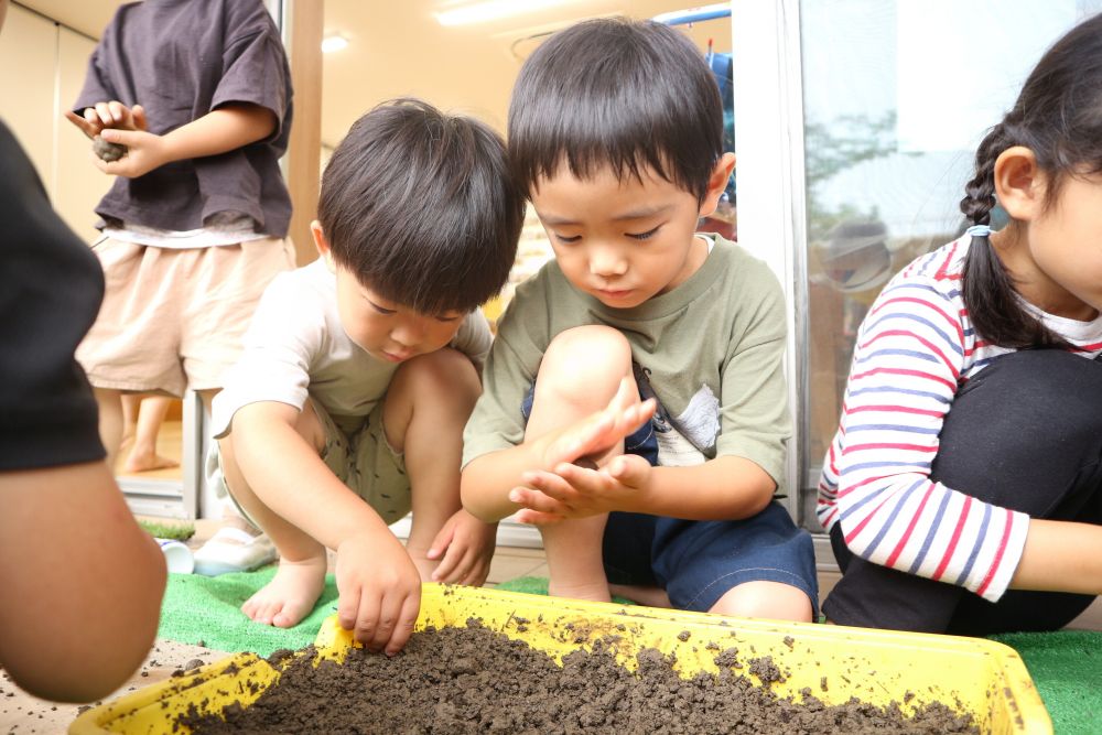 友達がしているのに刺激を受けて・・
「やりたい！！楽しそう♡」一緒に遊ぶ

なかなか丸まらない・・
苦戦しながらも
「水をちょんちょんってつけたらいいんよ」
などアイデアを共有しながら遊ぶ姿♡