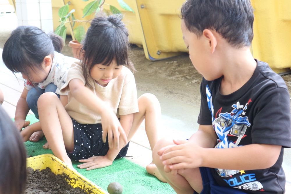 Mちゃんは落としても壊れないことに気づき
「みて！この土の団子は
　落としても壊れんのんよ！」
と試して・・
発見を伝えあうことも楽しむ♡