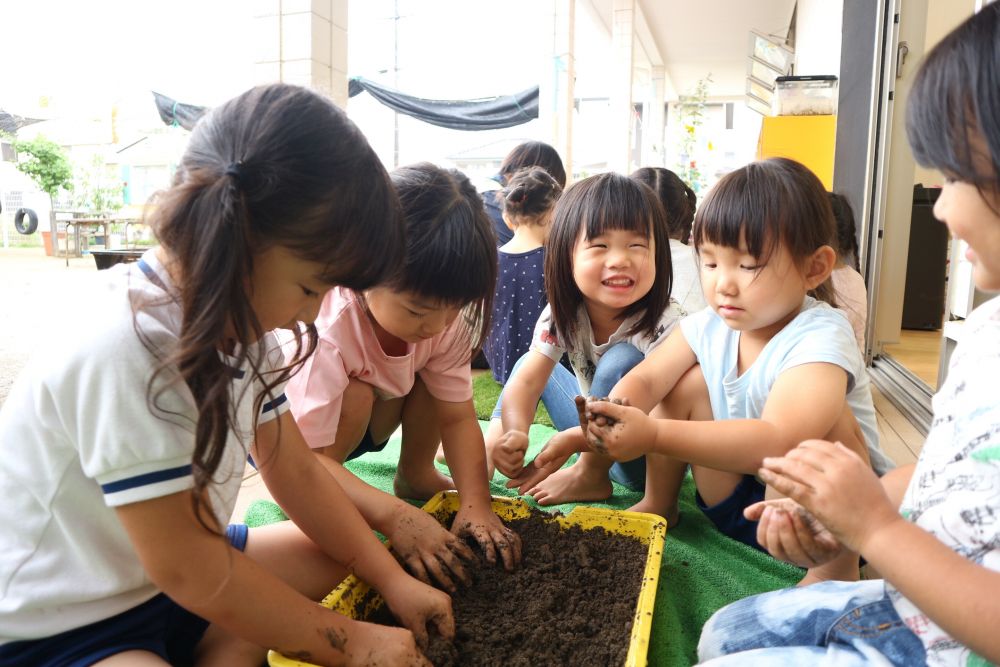 晴れの日も泥で色々な形を作って楽しんでいるみんな
「雨の日もできるって、楽しすぎるね♡」

晴れでも雨でも好きな遊びを楽しめるように
子ども達と一緒に考えていきたいです♡
