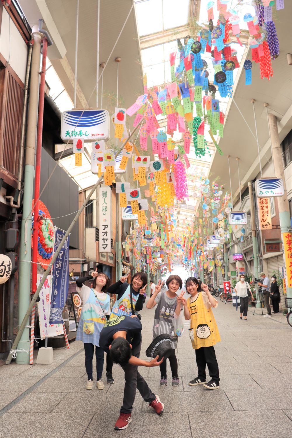 今年もみんなの願い事を商店街に飾りに行きました
クラスカラーのグラデーションが良い感じです

令和５年の飾り付けメンバー
ゆめはうす認定こども園より「小林先生」「後川先生」「菜々美先生」「檀上先生」
すいみい保育園より「鎌倉先生」