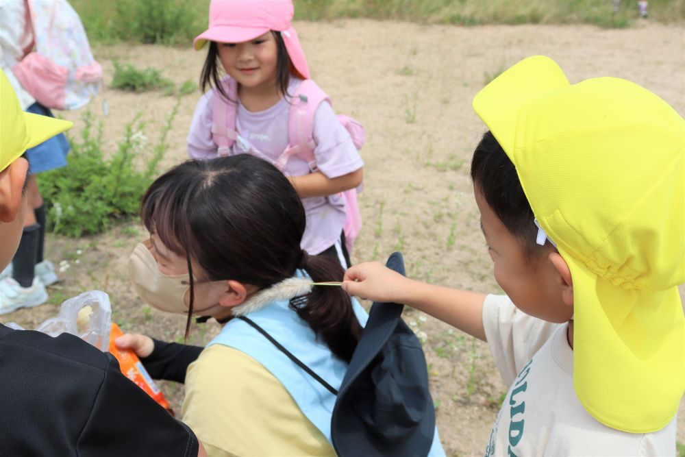 Ｅ君、ふわふわの植物で羽田先生にイタズラ♪