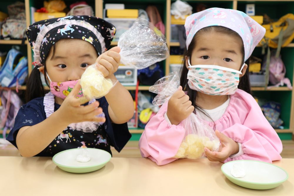 育てて、収穫して、作って・・
食に興味を持ったり
料理をする楽しさを感じたり・・


今日は楽しみにしていたクッキングの日♡
「2と3の23日にクッキングだよね」
「おうちでエプロンきる練習してきたんだ♡」
「早く作りたいね♡」


みんなで収穫したじゃがいもでおやつ作り♡
つぶして、丸めて、成形して・・
作り方を聞いて、見て実際にやってみる♪
