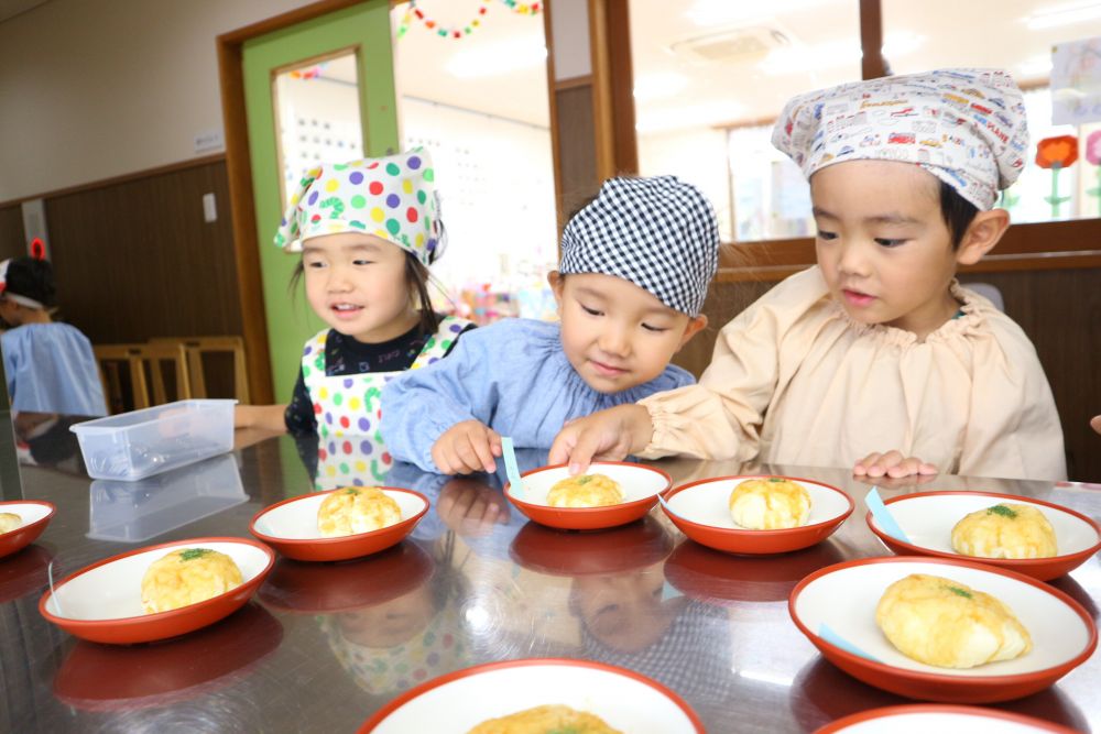 「なんかいい匂いしてきたね♡」
焼けた知らせを聞き
給食室へ『いももち』をもらいに・・・♡

「Aのはどこー？」
「Mのもどこだろ♡」
「Rのはあそこにあった♡」
