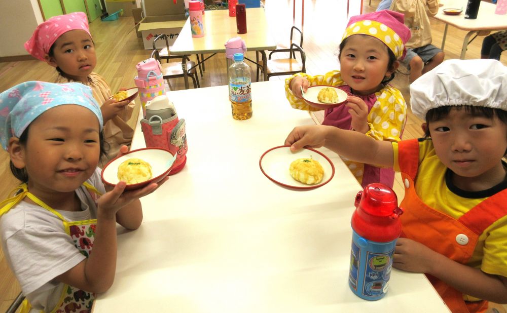 「チーズの匂いするね♡」
「めちゃくちゃ美味しそう」
「早く食べたいね♡」

食べてみると・・
「美味しすぎる！！」
「おうちでも作ってみたいな♡」
「あったかくておいしいね♡」
「このじゃがいも、甘くておいしい」

見た目や味から感じる事、気づくことがいっぱい♡