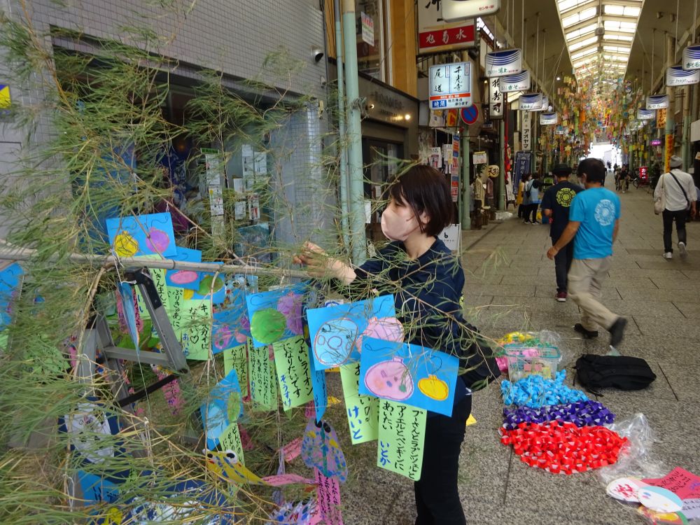 子ども達がそれぞれ作った作品と願い事の短冊を
願い事が叶いますようにと・・・
一枚一枚、ほどけないようしっかりむずびます。