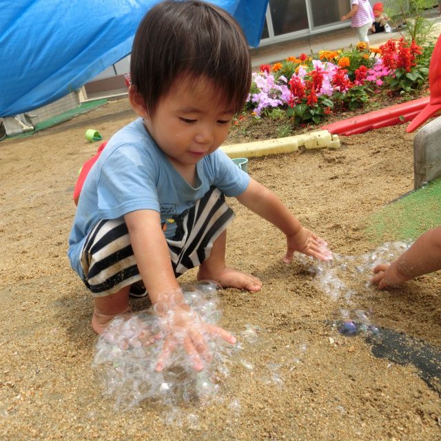 シャボン玉遊び　　～１歳児　ヒヨコ組～