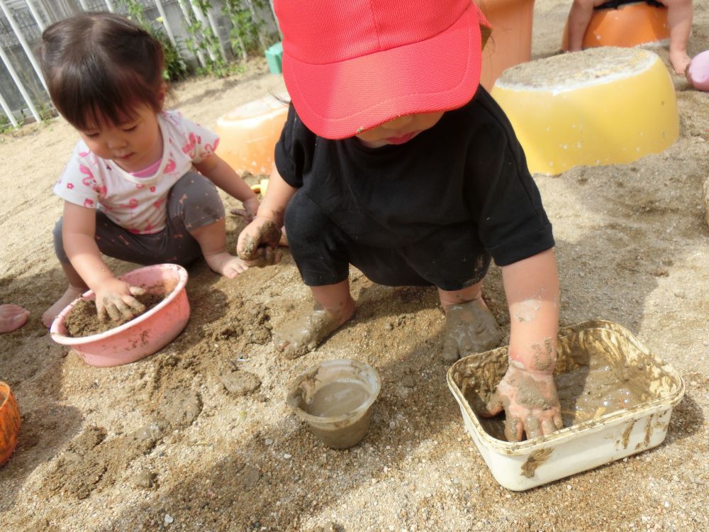 土を入れて・・・水を入れて・・・
まぜまぜまぜ・・・

あら不思議、とろとろの土の出来上がり♪
絶妙な柔らかさの土。
自分で作るのは少しまだ難しいけど、先生と一緒に♪