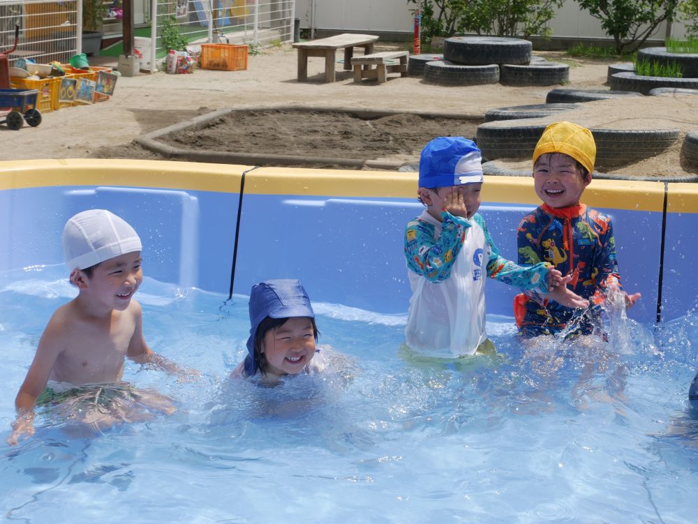 プールに入った時のこの表情♡
冷たい！！気持ちいい！！
最高の瞬間です