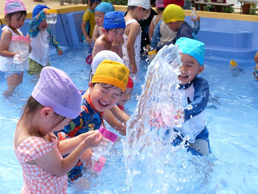 みんなで水を掛けたり・・・掛けられたり・・・
水しぶきやみんなの笑顔が弾けます♡
