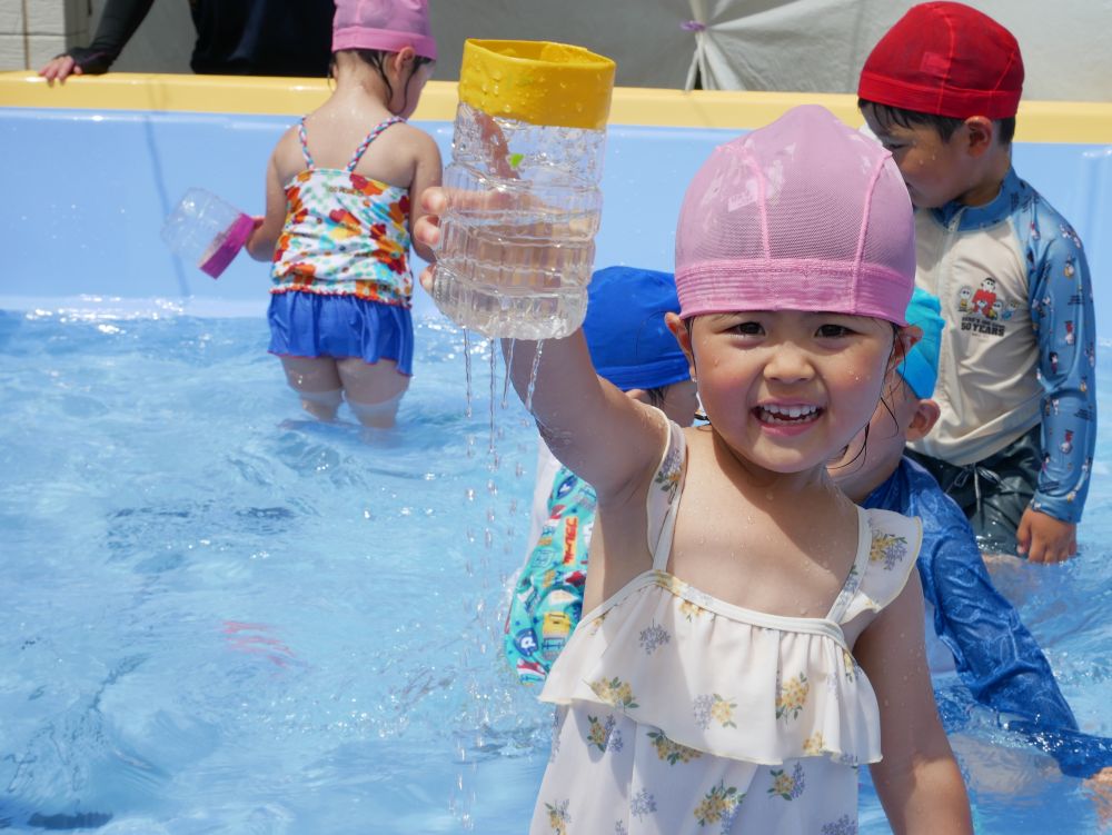 少しずつプールに慣れてきた子どもたち
それぞれが好きな遊び方でプールを
楽しむ姿がみられます



ペットボトルで作ったシャワーでは
水の流れを眺めたり・・・自分にかけて楽しんだり♡
水の感触はやっぱり気持ちがいい！！