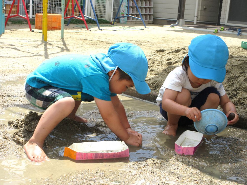 園庭にできた大きな水たまりに浮かぶ船！
どうにかして動かそうといろいろなアイデアを思いつき
やってみようとする姿がありました！


「これどうやって動くの？」
ただ浮かぶだけの船を見て、最初に動かしてみようと思ったのはＩくん
すぐに行動に移します
地面を掘って、船が通る道を作ってみることにしたようです！

