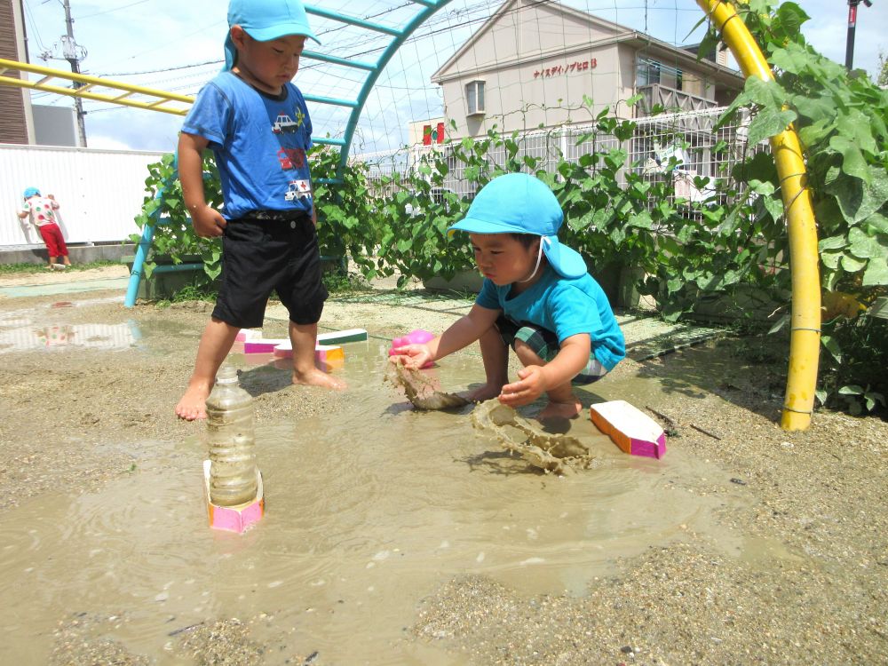 地面を掘っているときに水面が揺れて船が動くことを発見！
今度は水をかいて船を動かしてみることに！
・・・
みごと大成功☆
船は前進！

それを見ていたKくん
「やってみたい！！」