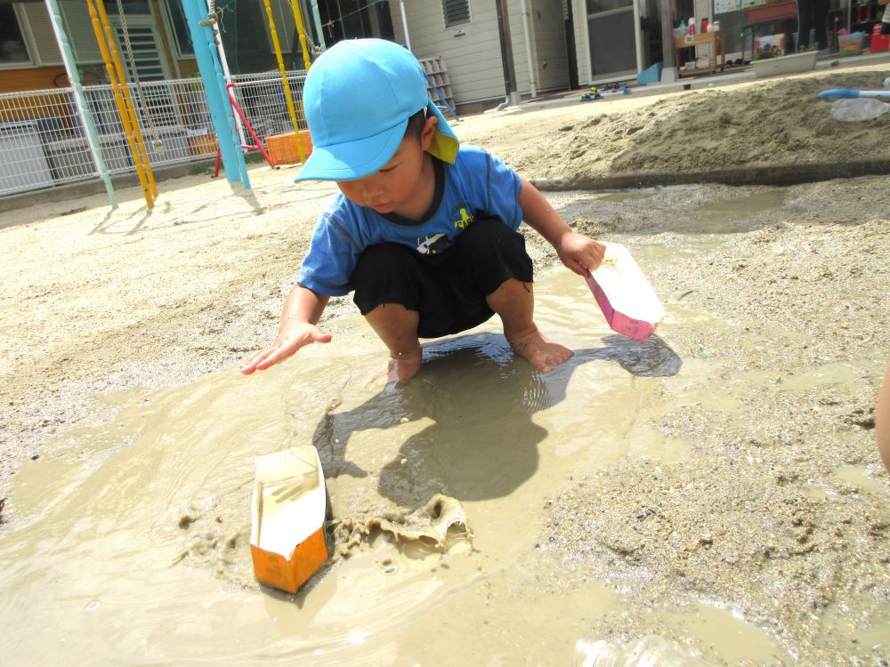 最初はIくんの真似をして水をかいて船を動かしていましたが
船を勢いよく動かし水面を滑らせることでよく進むことを発見！
楽しくなって何回も何回も滑らせていました

自ら考え、やってみることで、遊びがどんどん広がり楽しくなっていくようです♪