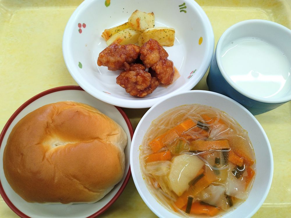 ロールパン

鶏肉の甘辛あげ

焼ポテト

春雨スープ

牛乳
