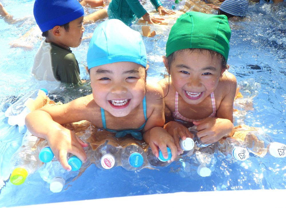 「浮いた！！泳げたよ！！」　「座ると沈むよ…なんで？」
「水が入ってきてない？」
自分たちで作った満足感を味わいながらも
気づきや不思議に思ったことを伝えあっていました♡

終わった頃には壊れてしまったビート板も…
次のプールまでにみんなで直そう！！
意欲的なキリン組さんでした♪