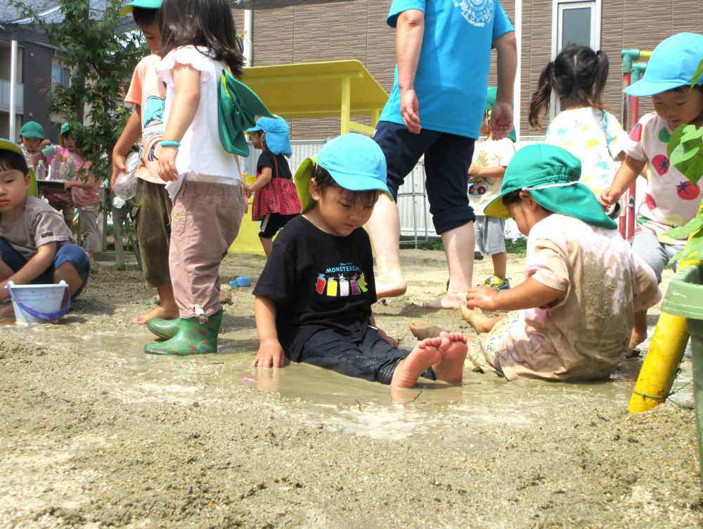 足を延ばしてゆったりつかれる大きな水たまり
自然のプールのようでとっても魅力的♡
子どもたちの遊びもよりダイナミックに
笑顔もはじけています！



「気持ちいいね～」
Nくんも水たまりにつかってリラックス♡