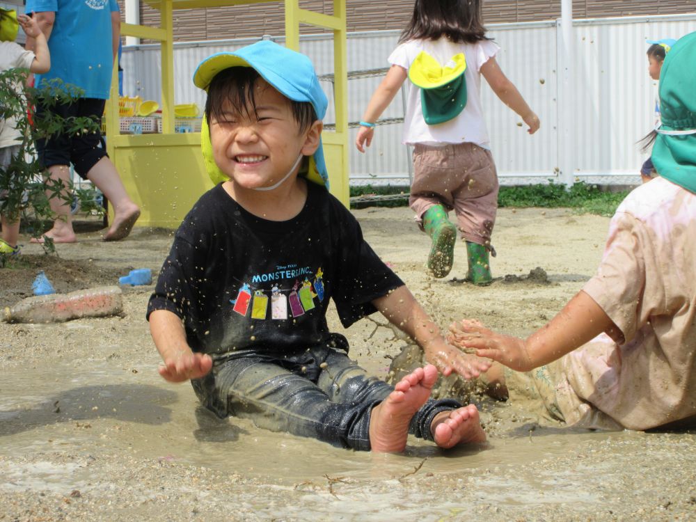 バシャ　　バシャ
水が弾けておもしろい！
楽しくなると　もっと　もっとしたくなる！！