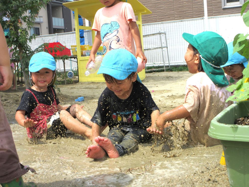 友達も一緒になって　
バシャ　バシャ
どんどんはげしく　ダイナミックに♪
友達と心が通って楽しさも倍増します

自然の中で子どもの心が解放され、のびのび遊べています☆

