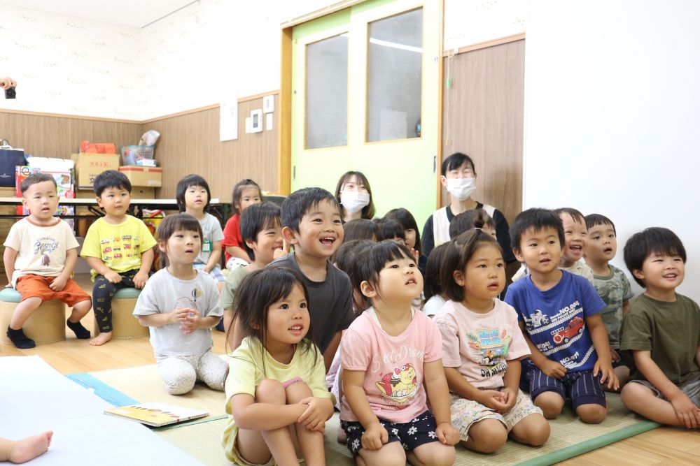 手遊びをしてお話のはじまり♡

面白かったりドキッとしたり・・・