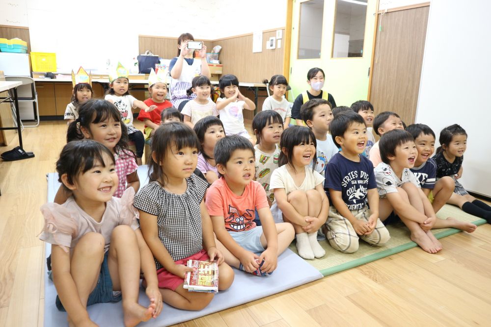 「今日は３びきのこぶたの劇がある日ー！」
とポスターを見て楽しみにしていた姿も・・♡

人形劇を見ながら
歌ったり、踊ったり
感じた事を伝えてみたり・・・♡

一人一人楽しむ様子♡