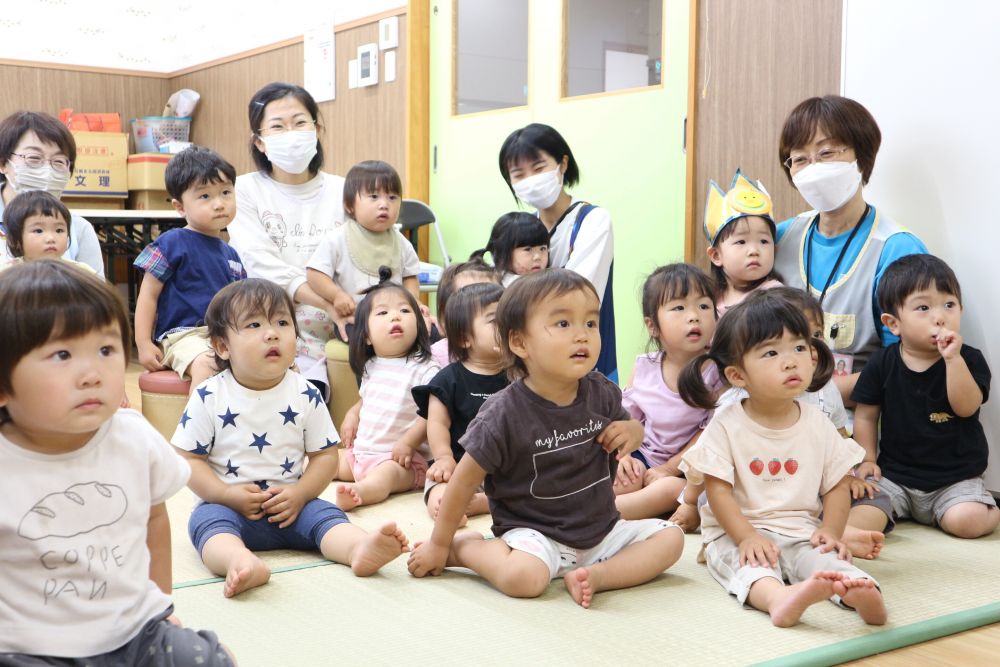 指差しして
「みてー！飛んでったすごーい！」
「またでたきた！！」
目で見て、夢中になって目で追いかけてみる真剣な表情♡