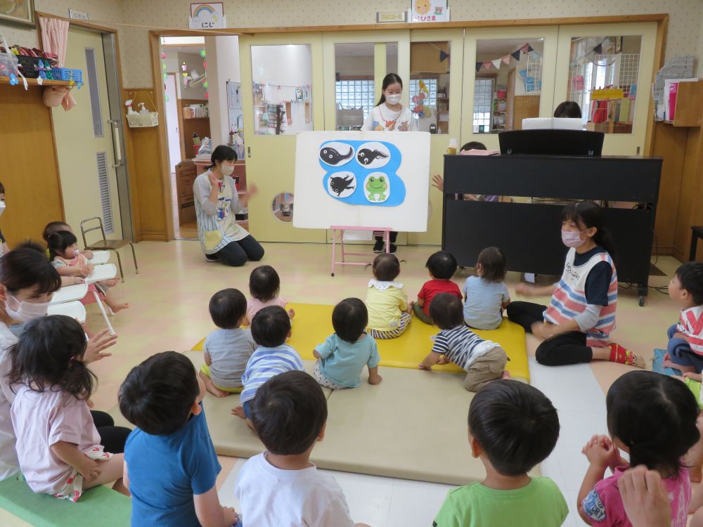 先生の出し物は・・・
「たまご」から色々な生き物が登場♪

ひよこさん・・・
きょうりゅう・・・

最後に出てきたのは・・・　「かえる🐸」
♪おたまじゃくし
♪かえるのうた

を、みんなで歌ったよ♬